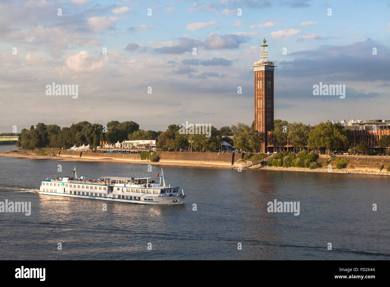 L'Europa, in Germania, in Renania settentrionale-Vestfalia, Colonia, vista sul fiume Reno fino alla vecchia torre dell'ex centro espositivo un Foto Stock