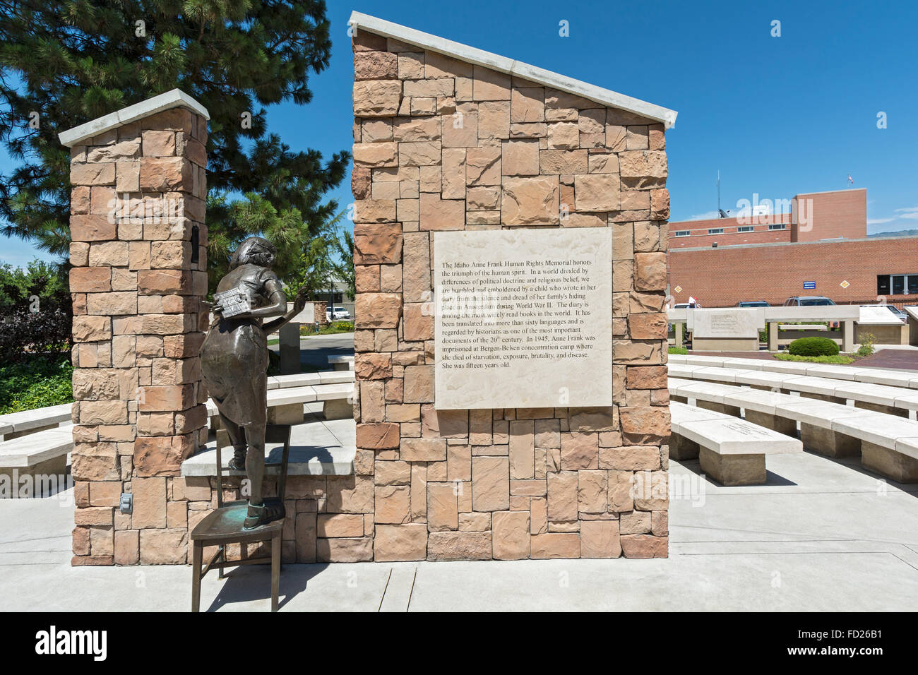 Idaho Boise, Idaho Anne Frank Diritti umani Memorial, dimensione di vita scultura in bronzo di Frank diario di contenimento Foto Stock