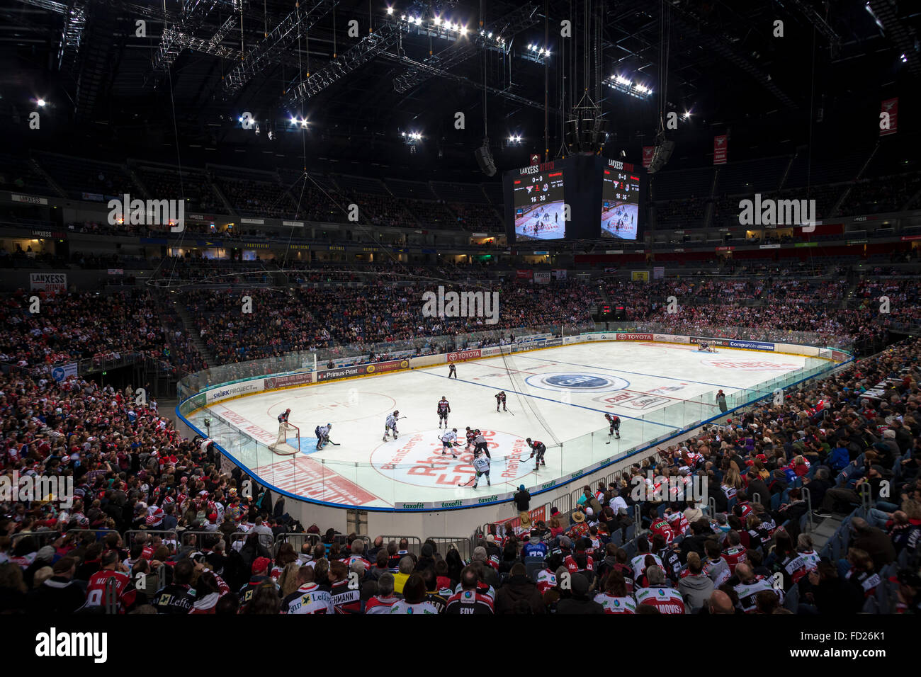 L'Europa, Germania, Colonia, ghiaccio partita di hockey su ghiaccio della squadra KEC (Koelner Haie) presso la Lanxess Arena (l'Arena di Colonia) nella città distr Foto Stock