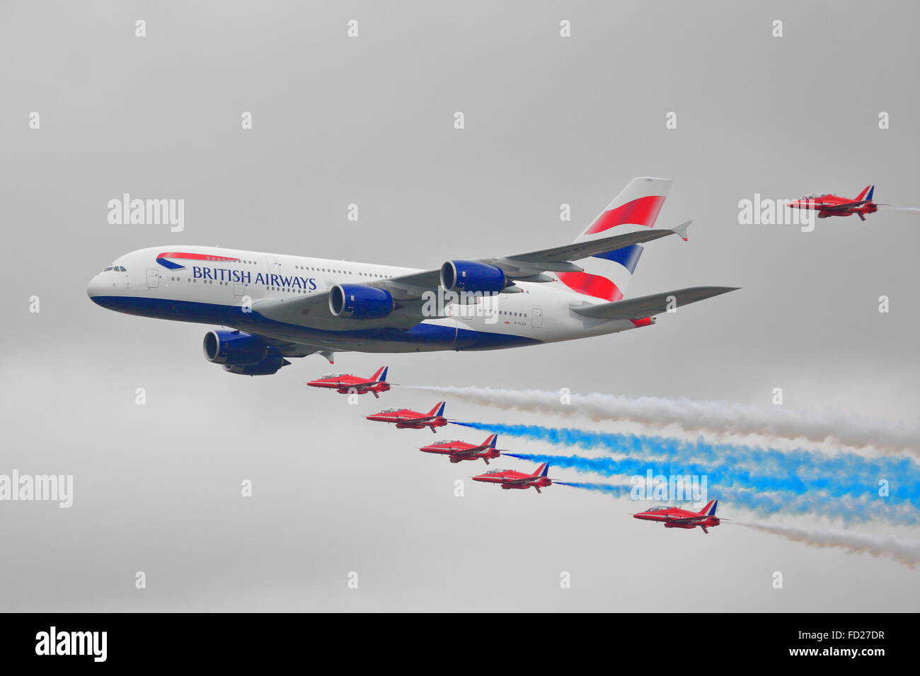 British Airways Airbus A380-800 G-XLEA durante il flypast con le frecce rosse al RAF Fairford durante il RIAT Air Show 2013 Foto Stock