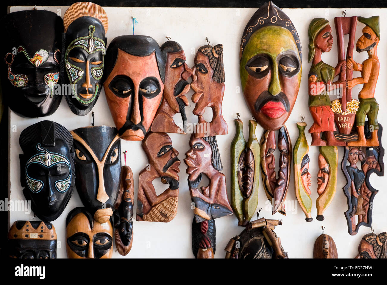 Chiudere orizzontale fino decorativo di statue e maschere di legno in vendita a Capo Verde. Foto Stock
