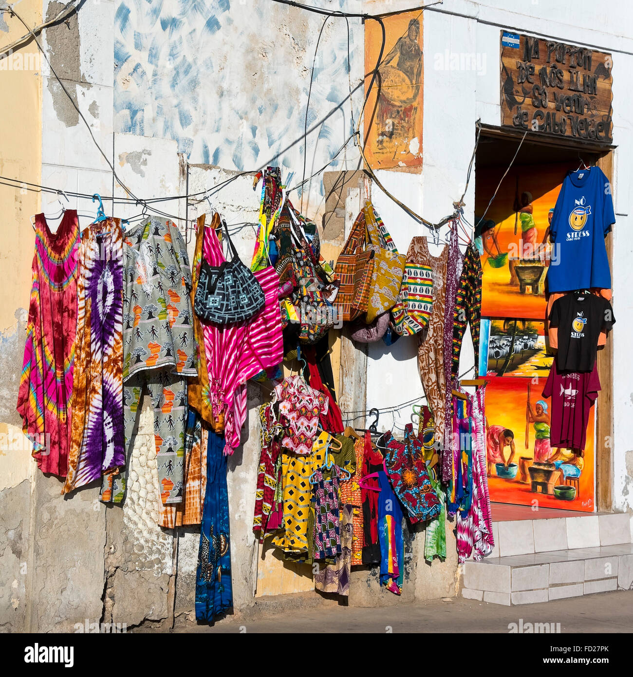 Vista sulla piazza di souvenir turistici in vendita al di fuori di un negozio a Capo Verde. Foto Stock