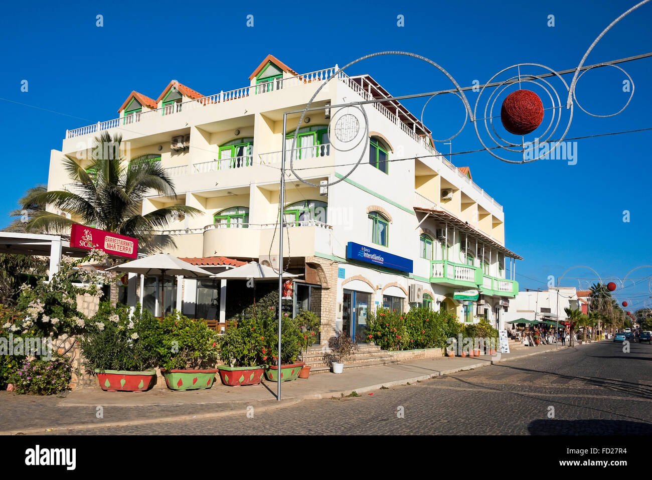 Vista orizzontale di una tipica strada in Sal sul Capo Verde. Foto Stock