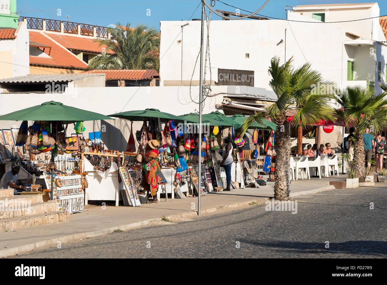 Vista orizzontale di una tipica strada in Sal sul Capo Verde. Foto Stock