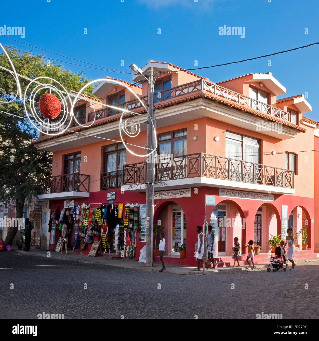 Vista sulla piazza di una tipica strada in Sal sul Capo Verde. Foto Stock