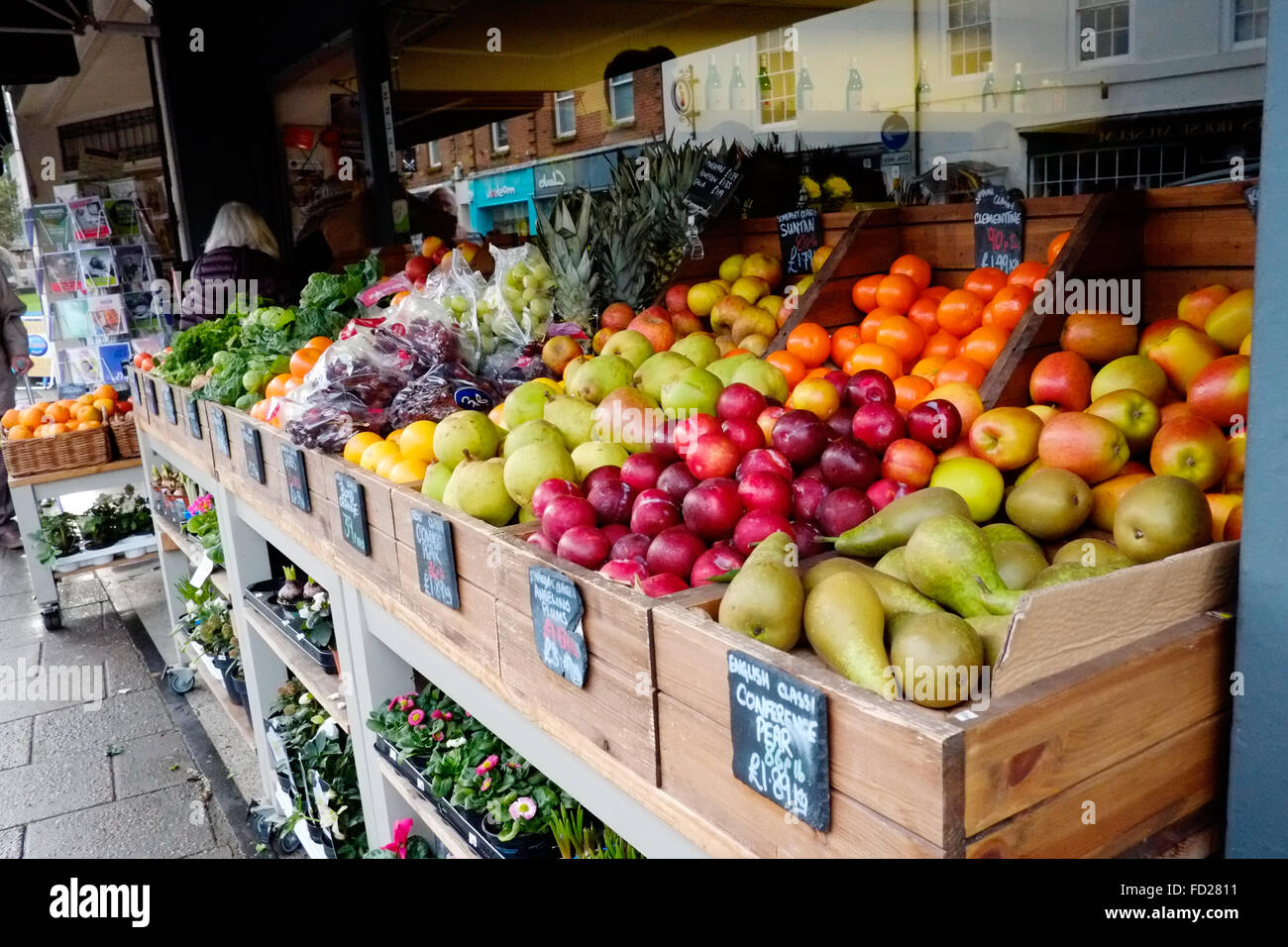 Un display di frutta fresca per la vendita al di fuori di un fruttivendolo shop su un high st in una cittadina inglese Foto Stock