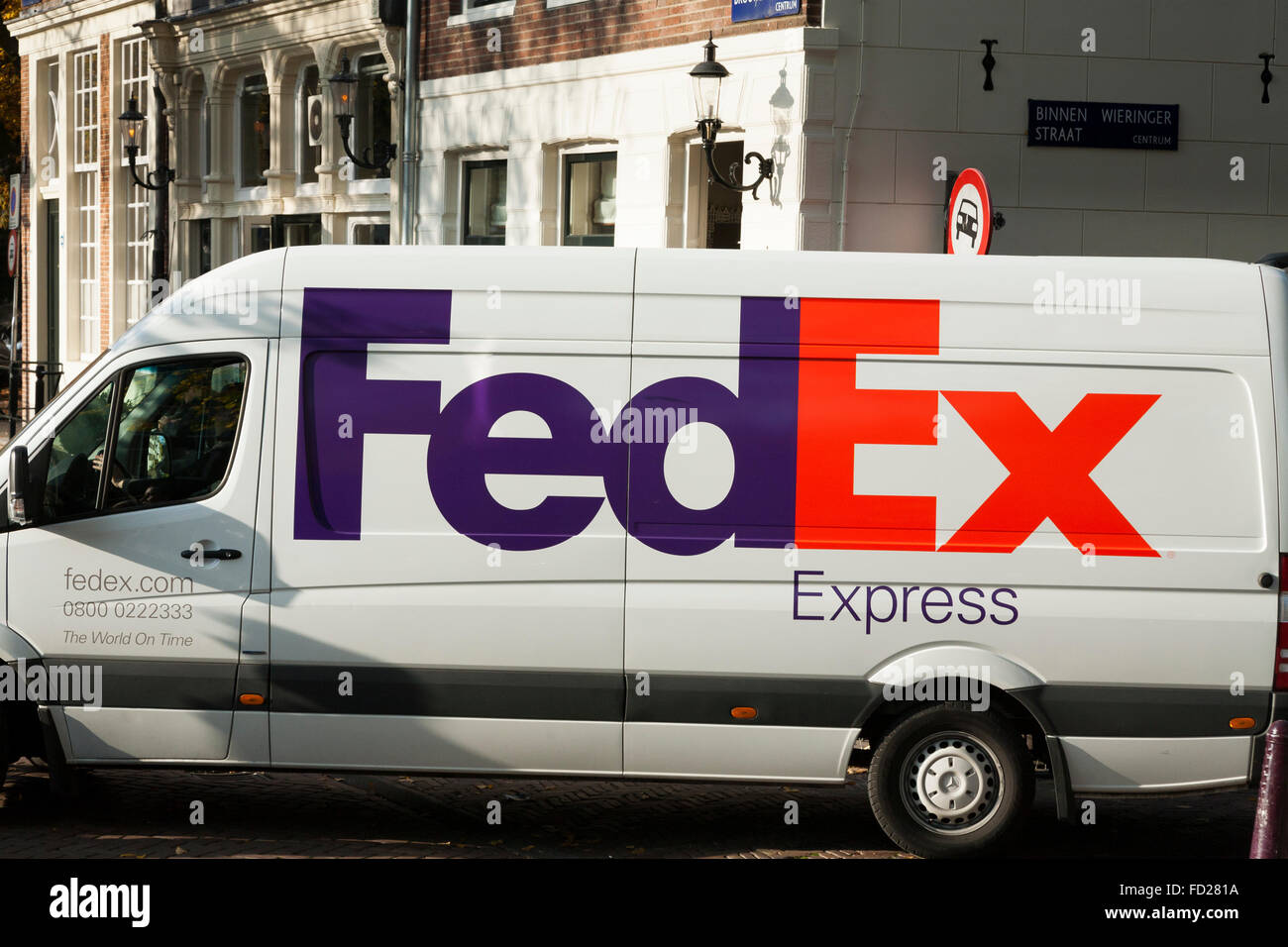 FedEx / Fed Ex / Federal Express delivery van nel quartiere Jordaan di Amsterdam, guidare in giro per le strade, le consegne Foto Stock