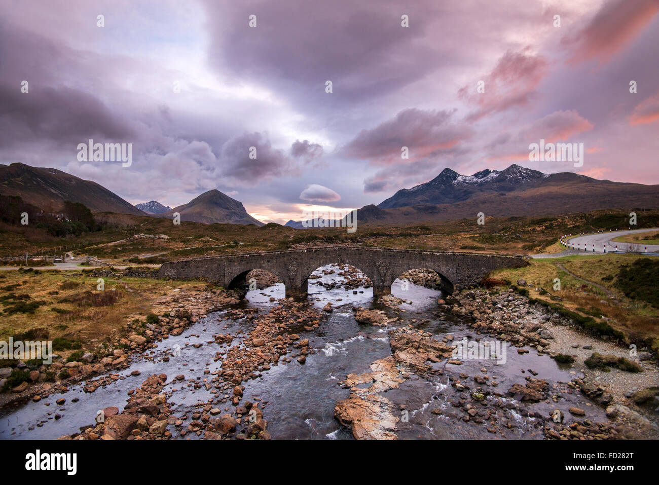 Tramonto a ponte Sligachan, Isola di Skye in Scozia UK Foto Stock