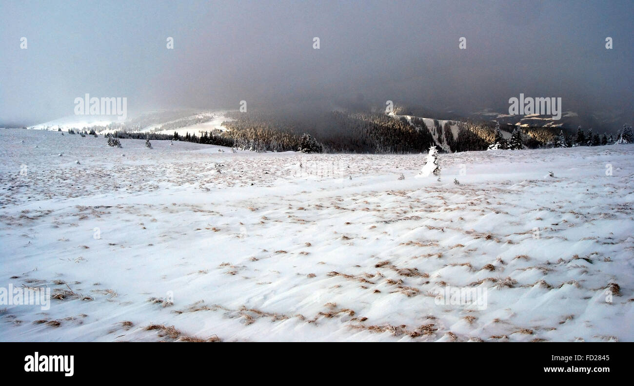 Panorama di inverno Fischbacher Alpen montagne con le nuvole bellow Stuhleck picco in Stiria vicino a Spittal am resort di Semmering Foto Stock