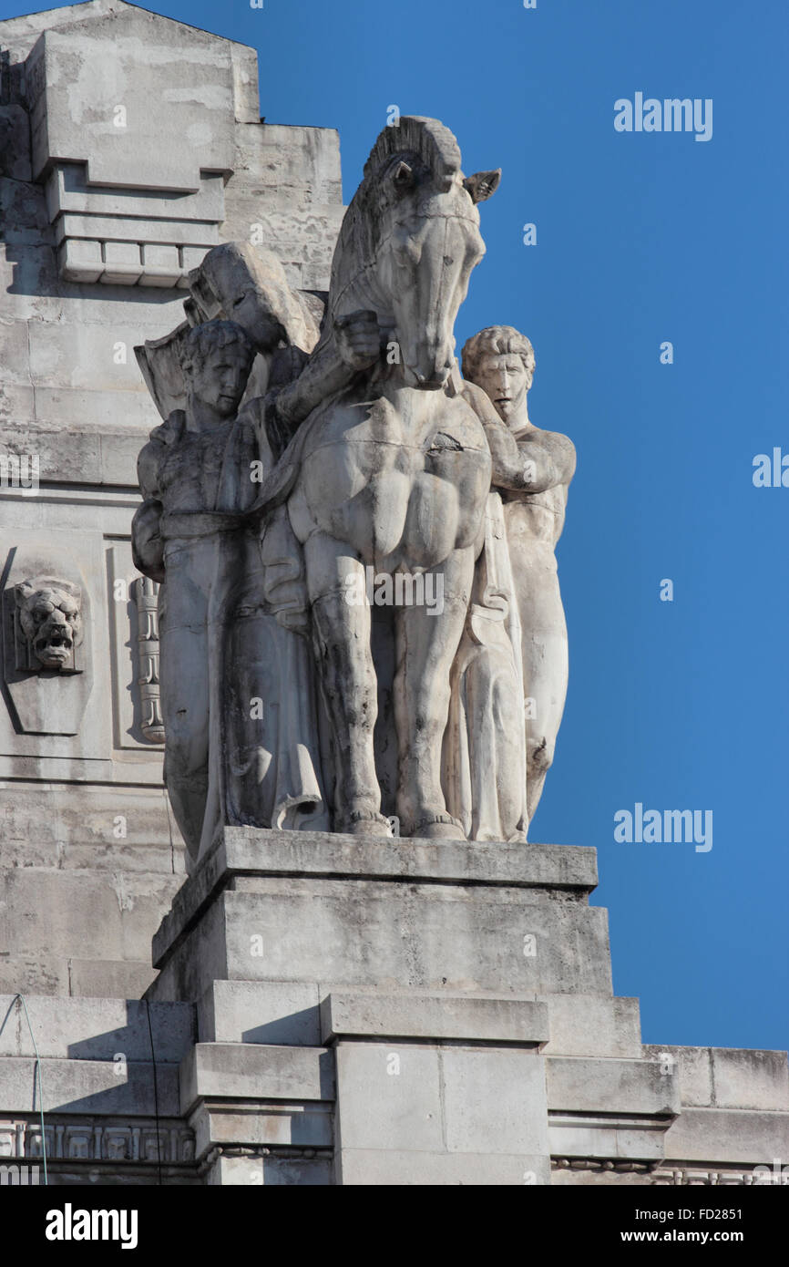 Statua modernista presso la stazione ferroviaria centrale di milano ,Italia Foto Stock