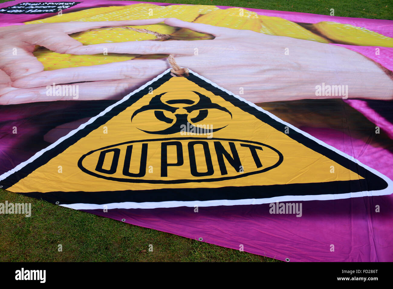 Protestplakat gegen die Firma 'DuPont' - Dimostrazione unter dem motto "Wir haben es satt' fuer eine oekologisch vernuenftige La Foto Stock