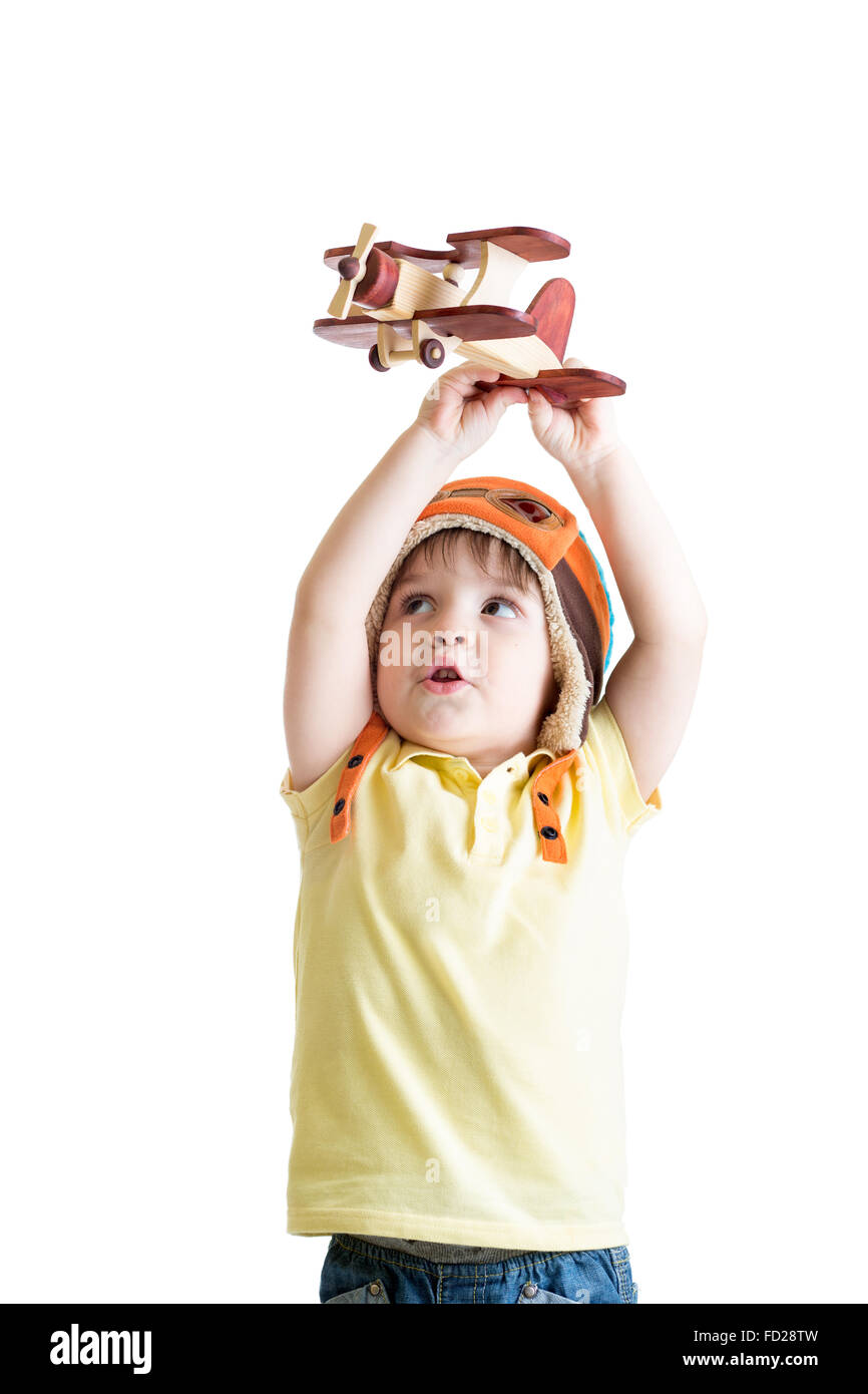 Capretto felice ragazzo pilota e giocando con il legno giocattolo aereo Foto Stock