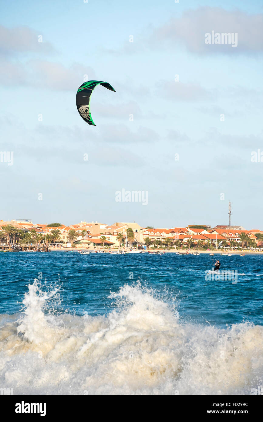 Ritratto verticale di un kite surfer in Capo Verde. Foto Stock