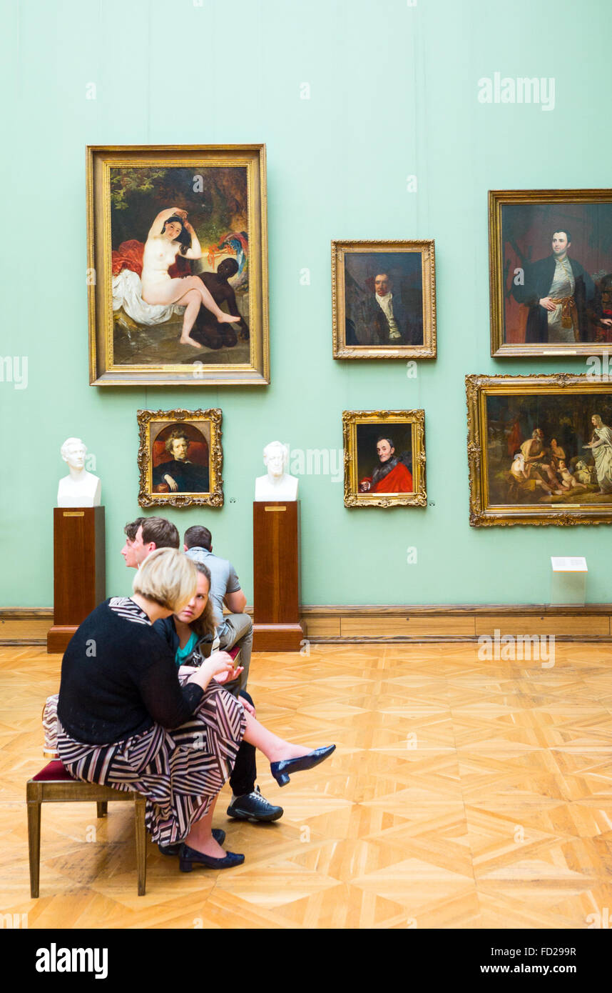 La Russia, Mosca, i visitatori tra i capolavori od arte russa nella Galleria Tretjakov Foto Stock