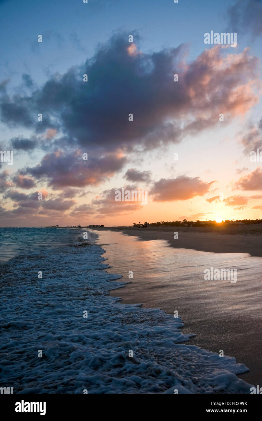 Vista verticale della sunsetting su Praia de Santa Maria in Capo Verde. Foto Stock