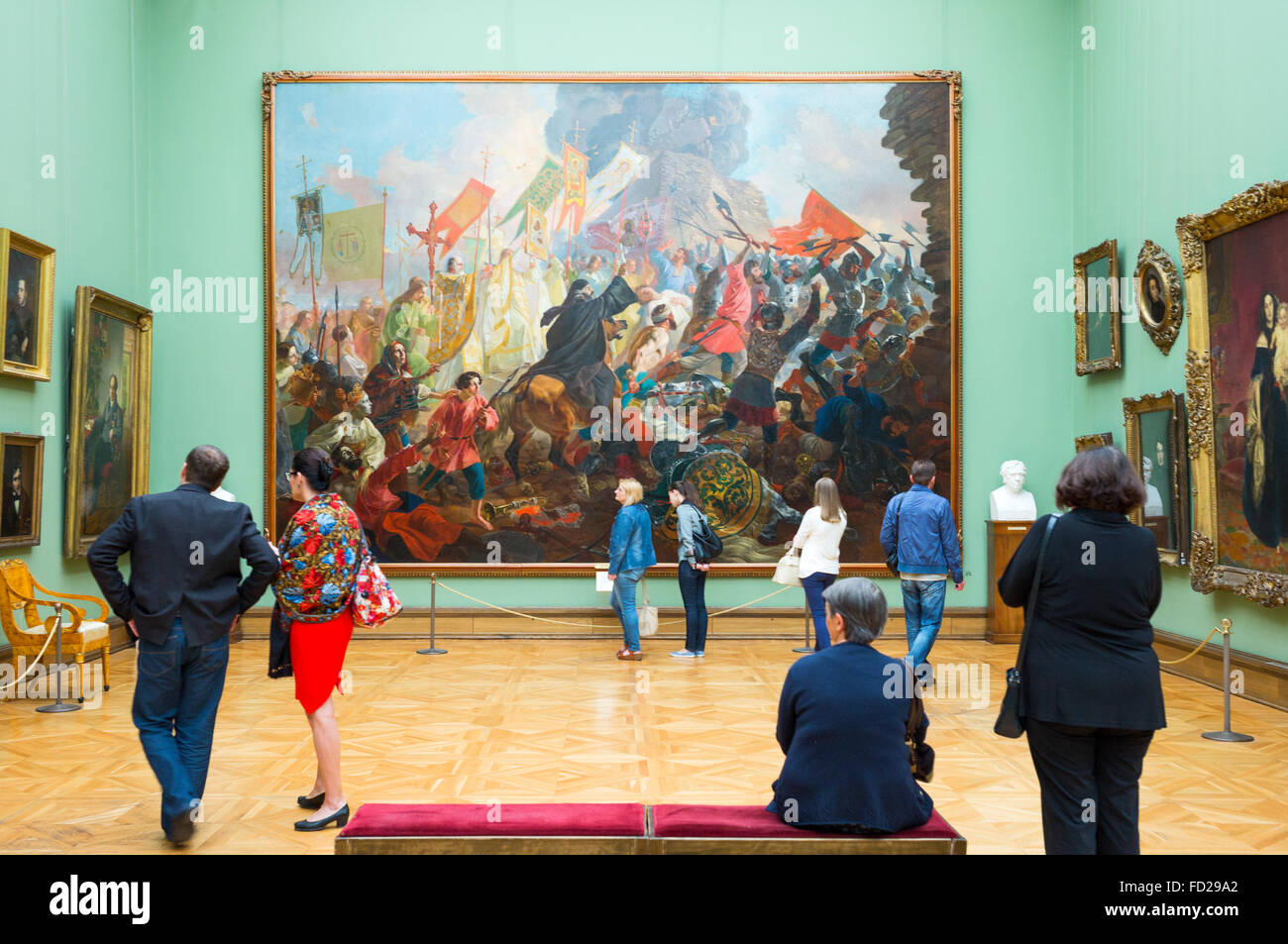 La Russia, Mosca, i visitatori tra i capolavori od arte russa nella Galleria Tretjakov Foto Stock