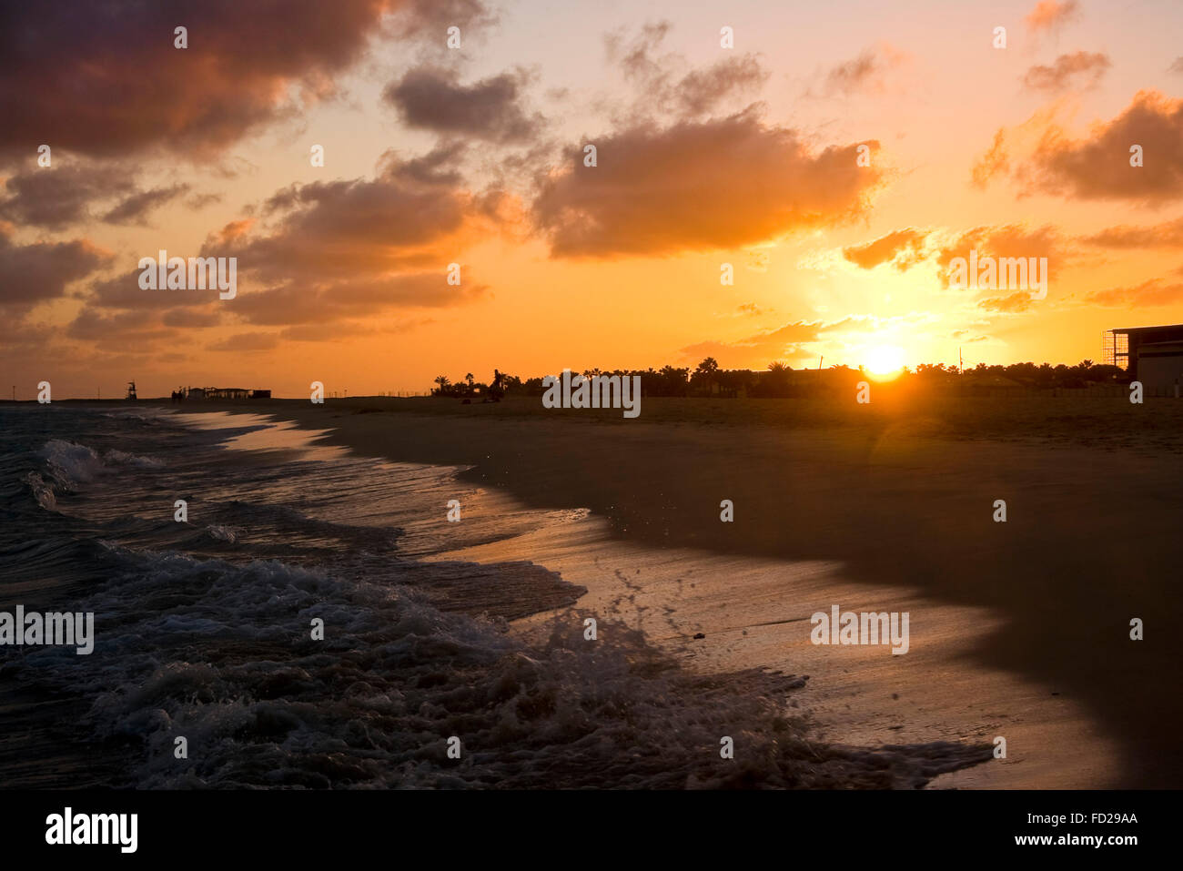 Vista orizzontale della sunsetting su Praia de Santa Maria in Capo Verde. Foto Stock