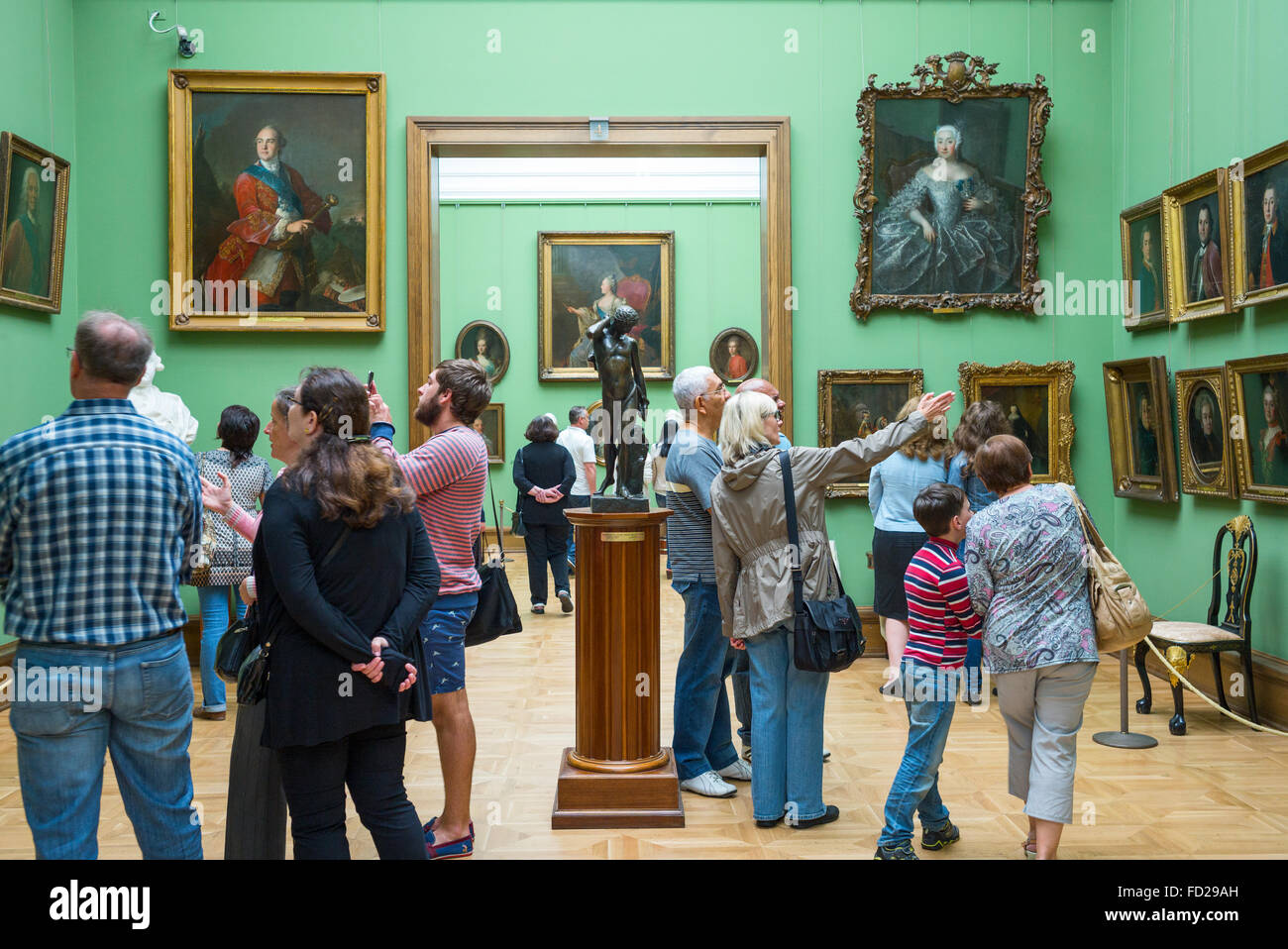 La Russia, Mosca, i visitatori tra i capolavori od arte russa nella Galleria Tretjakov Foto Stock