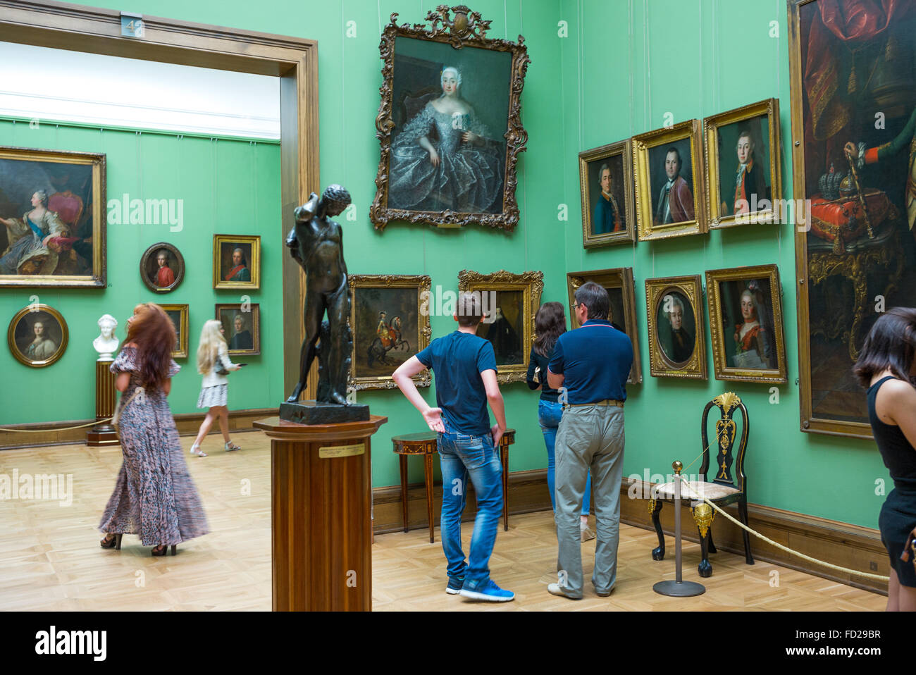 La Russia, Mosca, i visitatori tra i capolavori od arte russa nella Galleria Tretjakov Foto Stock