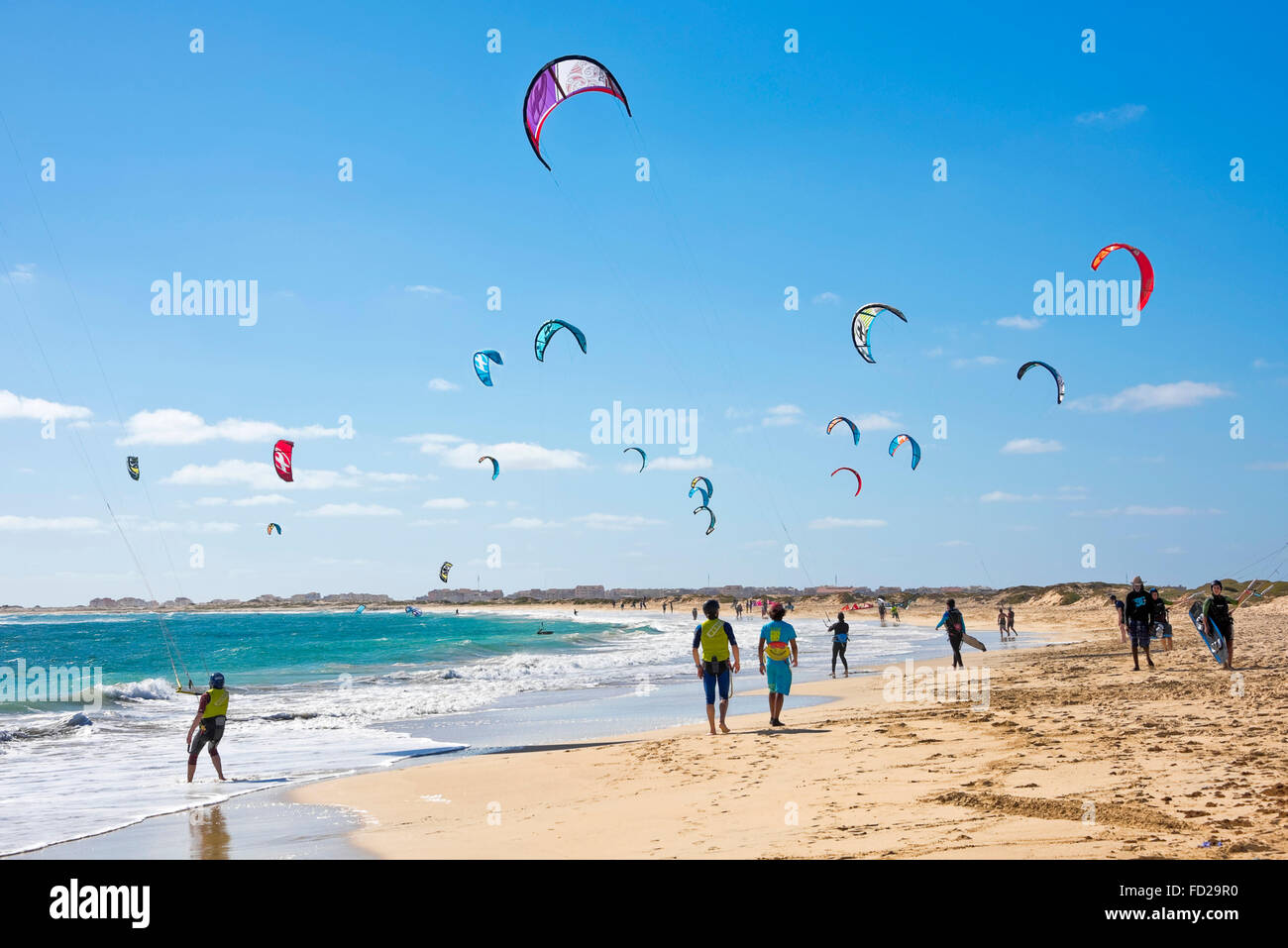 Vista orizzontale di kite surfers in Capo Verde. Foto Stock