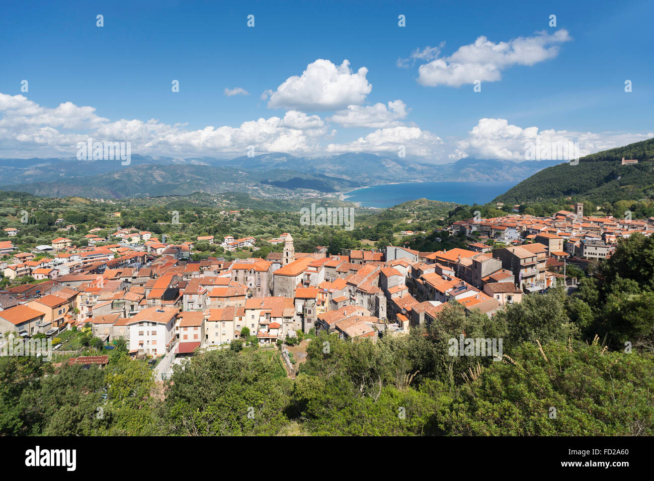 Borgo San Giovanni a Piro con vista panorama di montagne e il Golfo di Policastro sulla costa del Cilento in Italia meridionale Foto Stock