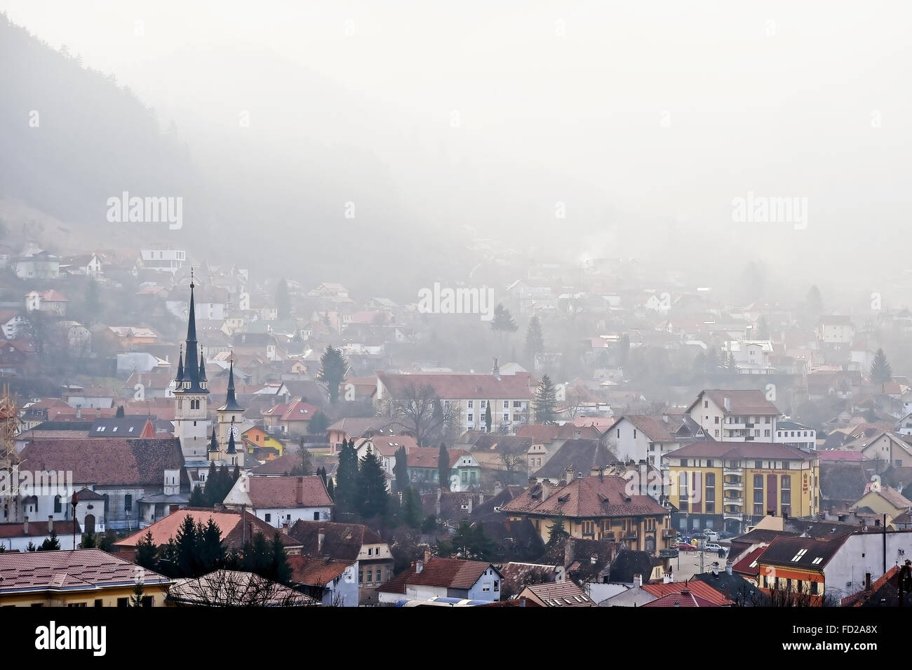 Inverno mattina scena con Schei distretto nel centro storico della città di Brasov in Romania Foto Stock