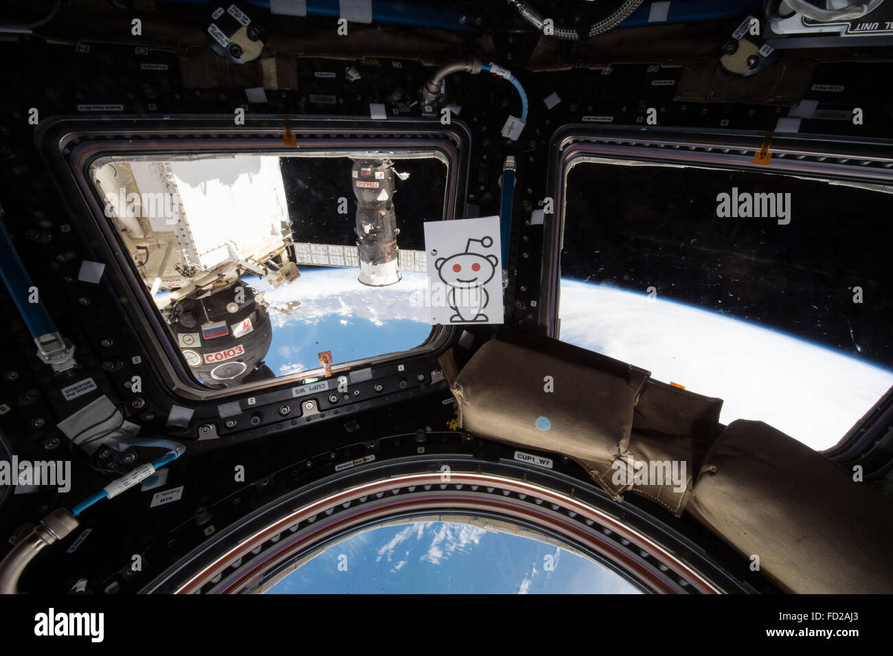 Il logo Reddit siede nella Stazione Spaziale Internazionale cupola come astronauta americano Scott Kelly ha condotto il primo NASA Reddit chiedetemi nulla dallo spazio chat Gennaio 24, 2016 in orbita intorno alla terra. Foto Stock