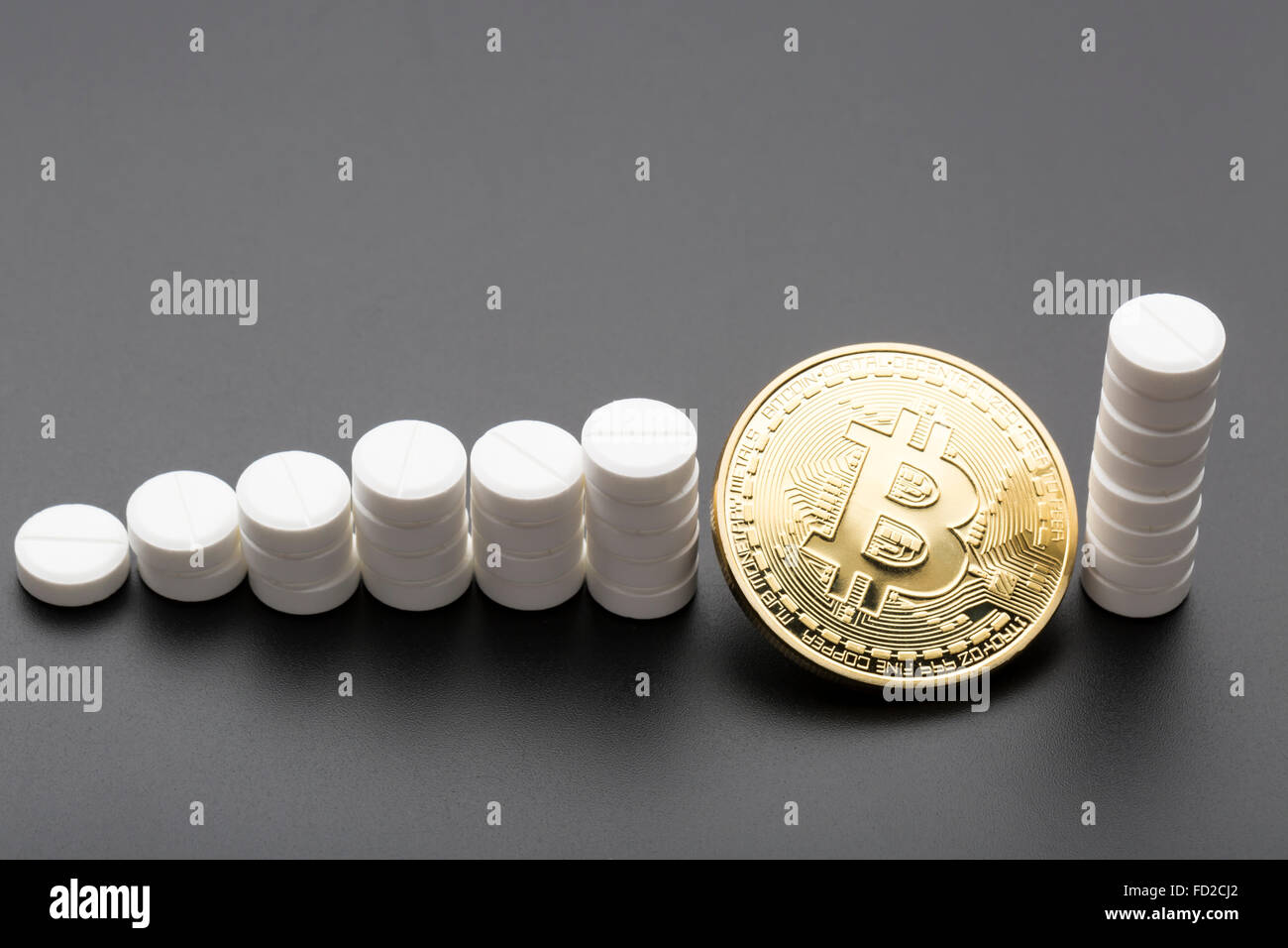 Il cryptocurrency bitcoin come opzione di pagamento per i medicinali.su nero Foto Stock