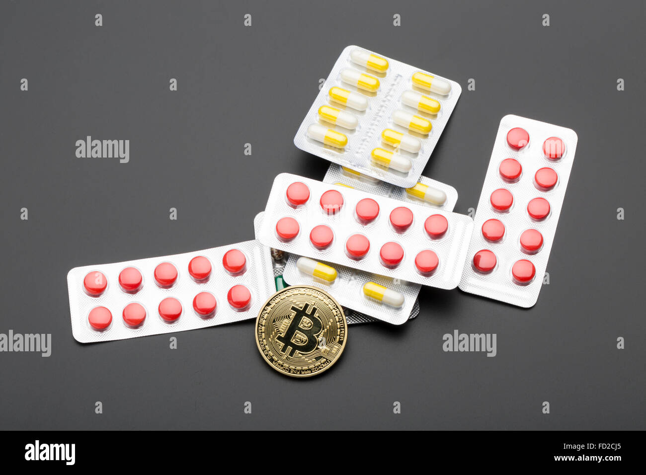 Il cryptocurrency bitcoin come opzione di pagamento per i medicinali.su nero Foto Stock