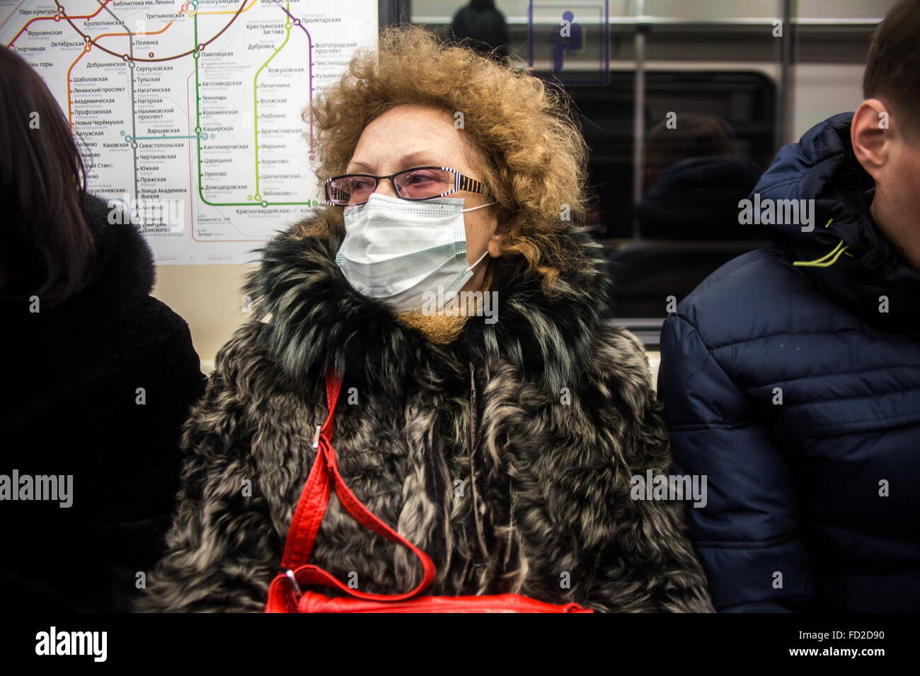 Mosca, Russia. 27 gennaio, 2016. Una donna che indossa la maschera per il viso nella paura di influenza nella metropolitana di Mosca, Russia, a gennaio 27, 2016. La Russia è rivolto verso l'inizio di una epidemia di influenza, con la maggior parte dei casi ha dimostrato di essere l'influenza suina, il paese del Research Institute di influenza ha avvertito di recente. Credito: Evegeny Sinitsyn/Xinhua/Alamy Live News Foto Stock