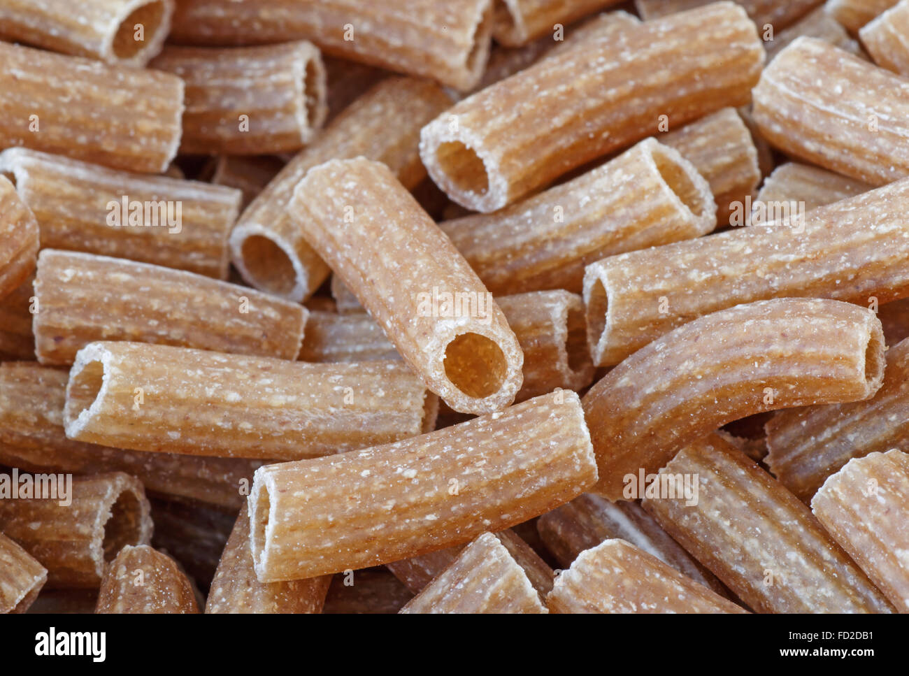 Close up di pasta tipo gramigna fatta di grano intero Foto Stock