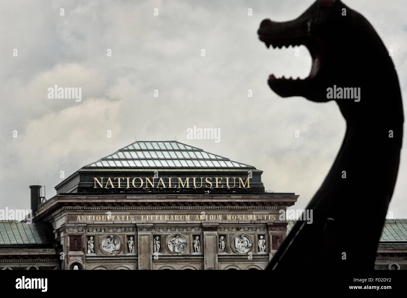 Le navi vichinghe in testa davanti al museo nazionale. Stoccolma. La Svezia. Europa Foto Stock