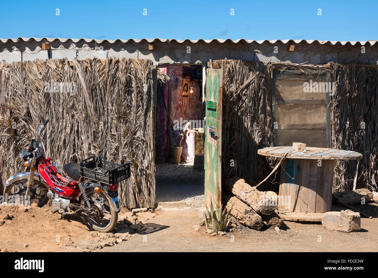 Orizzontale di vista ravvicinata di una casa di fortuna nella baraccopoli di Espargos a Capo Verde. Foto Stock