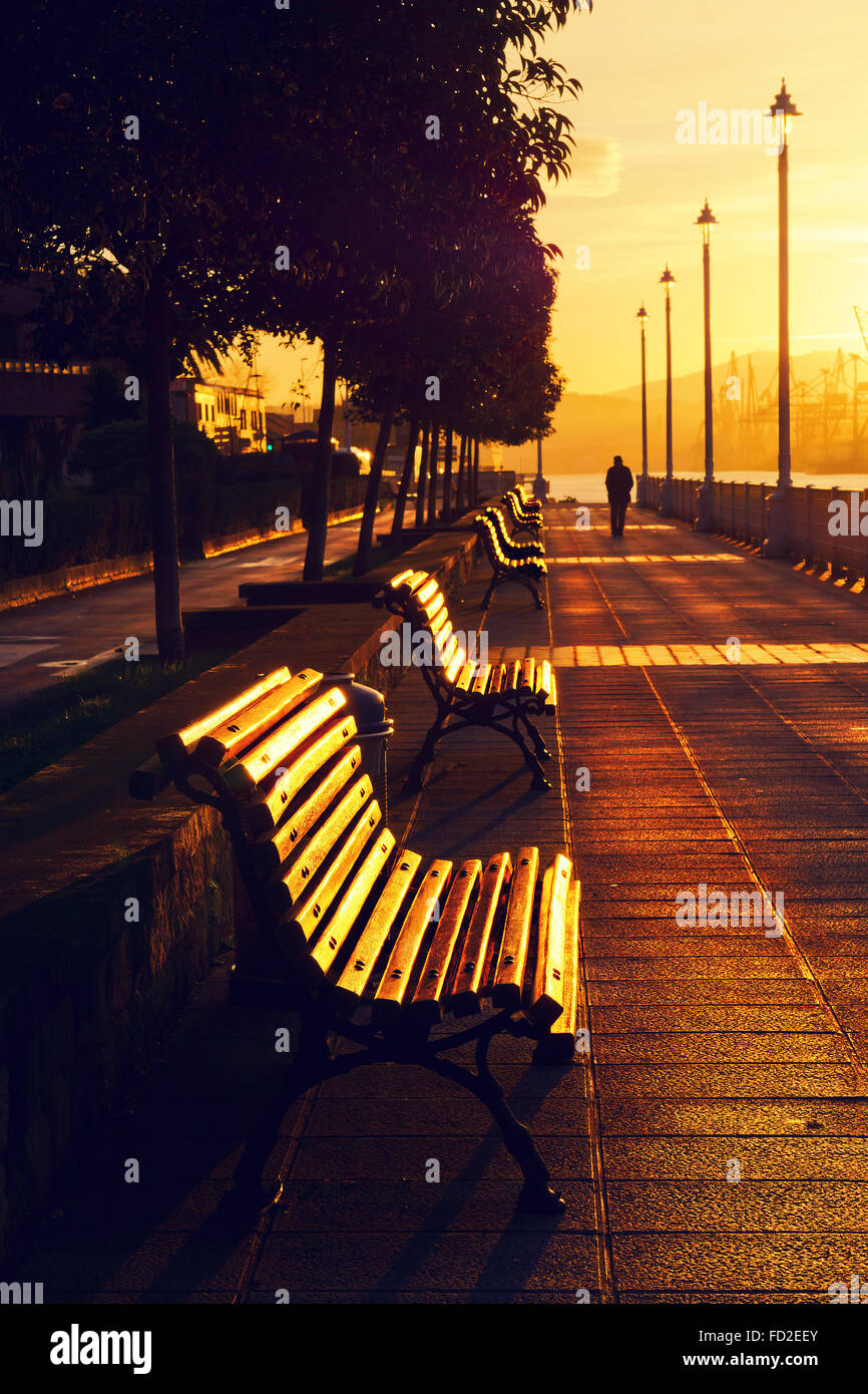 Persona solitaria a piedi a sunrise Foto Stock