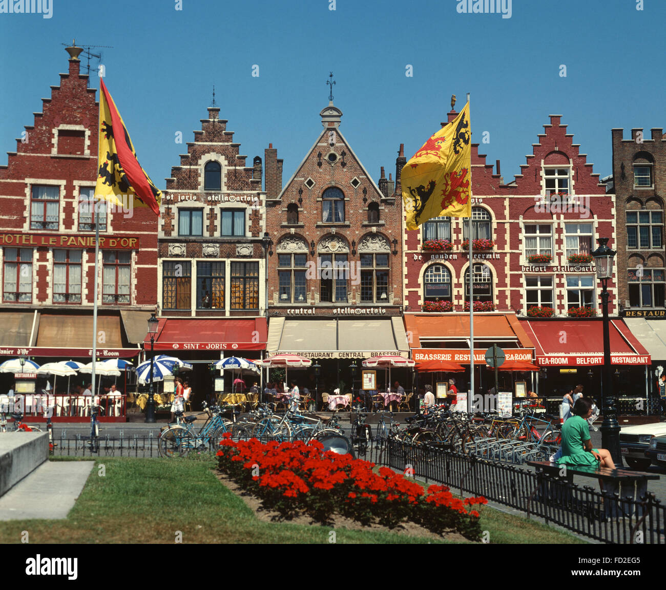 Belgio, Bruge, biciclette parcheggiate nella piazza del mercato, con locale bar. Foto Stock