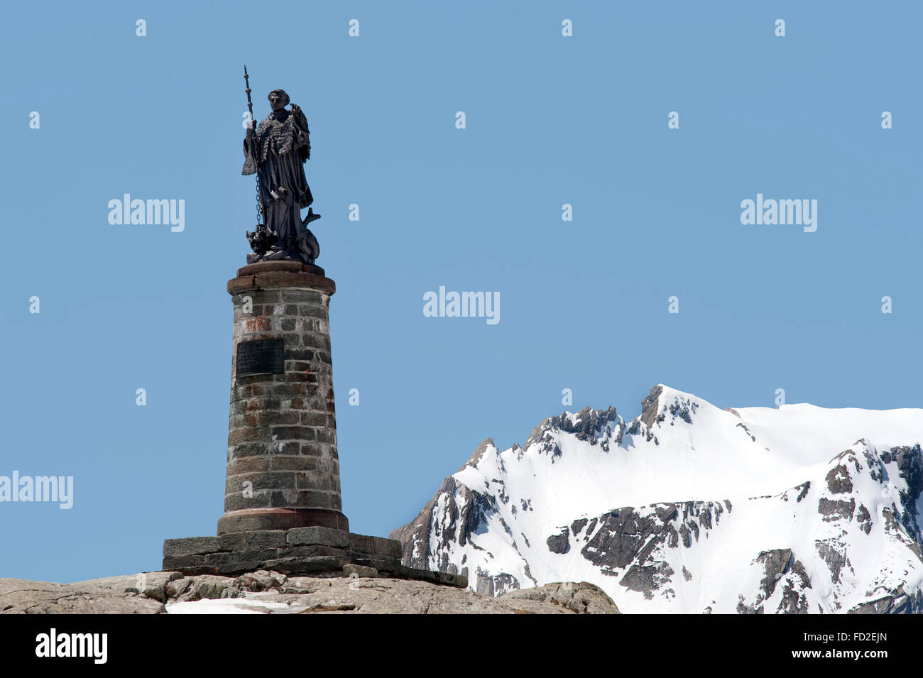 Statua di San Bernardo sulla sommità del Gran San Bernardo, al confine di Italia e Svizzera Foto Stock