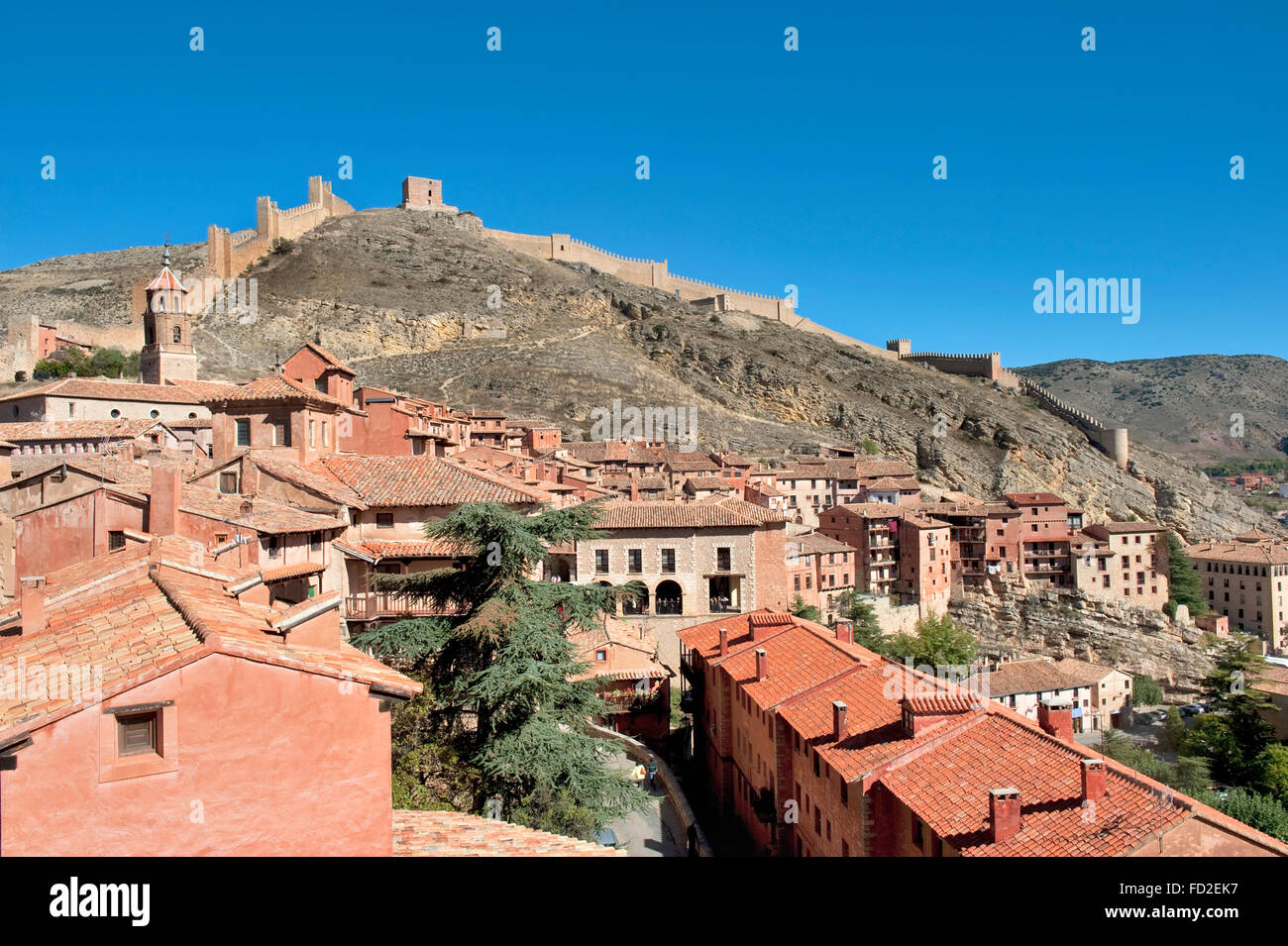 Vista del villaggio di Albarrcin in Teruel, Spagna.al di sopra della città si può vedere il muro di cinta del castello. Foto Stock