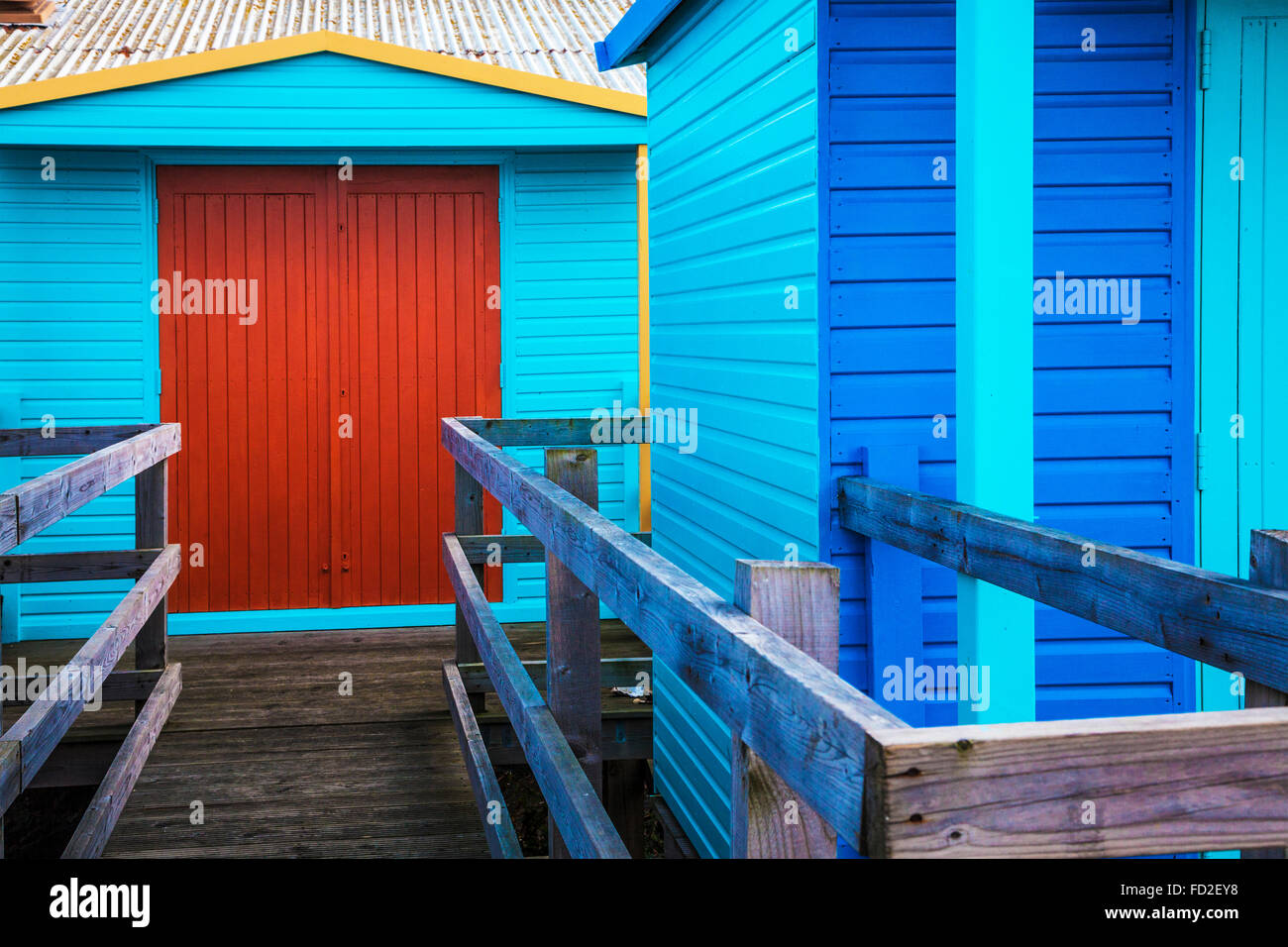 In legno colorato capanne sulla spiaggia in Kentish resort costiero di Whitstable. Foto Stock