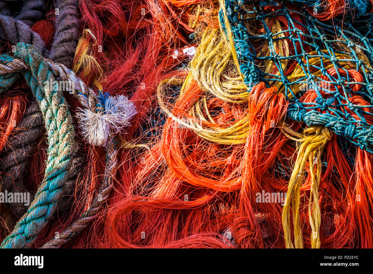 Un immagine astratta di blu e arancione reti da pesca e corde. Foto Stock