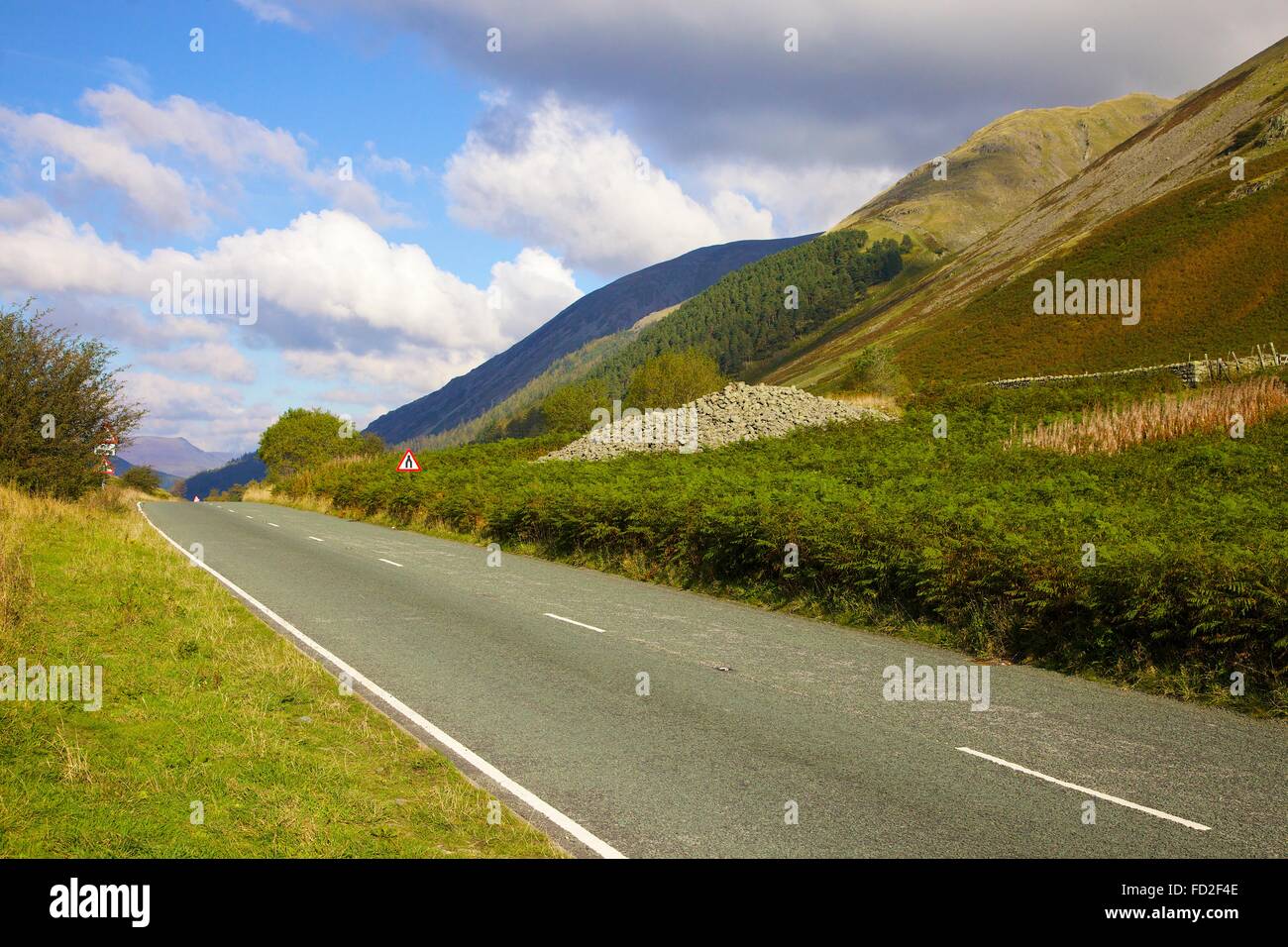 Sollevare Dunmail. Mountain Pass con cairn che è stata sollevata sopra il corpo del Re Dunmail, l'ultimo re di Cumbria. Foto Stock