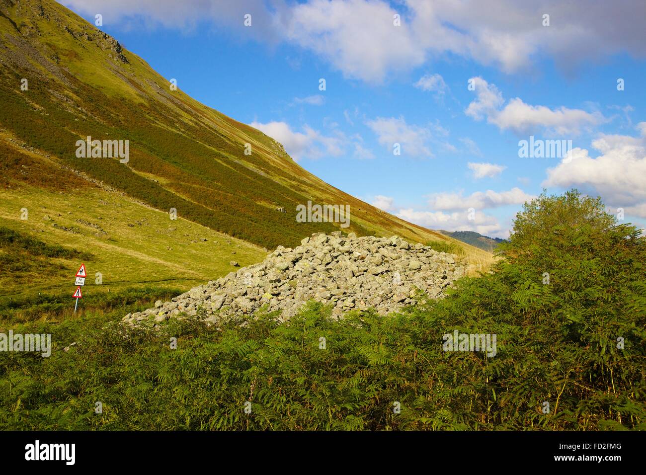 Sollevare Dunmail. Mountain Pass con cairn che è stata sollevata sopra il corpo del Re Dunmail, l'ultimo re di Cumbria. Foto Stock