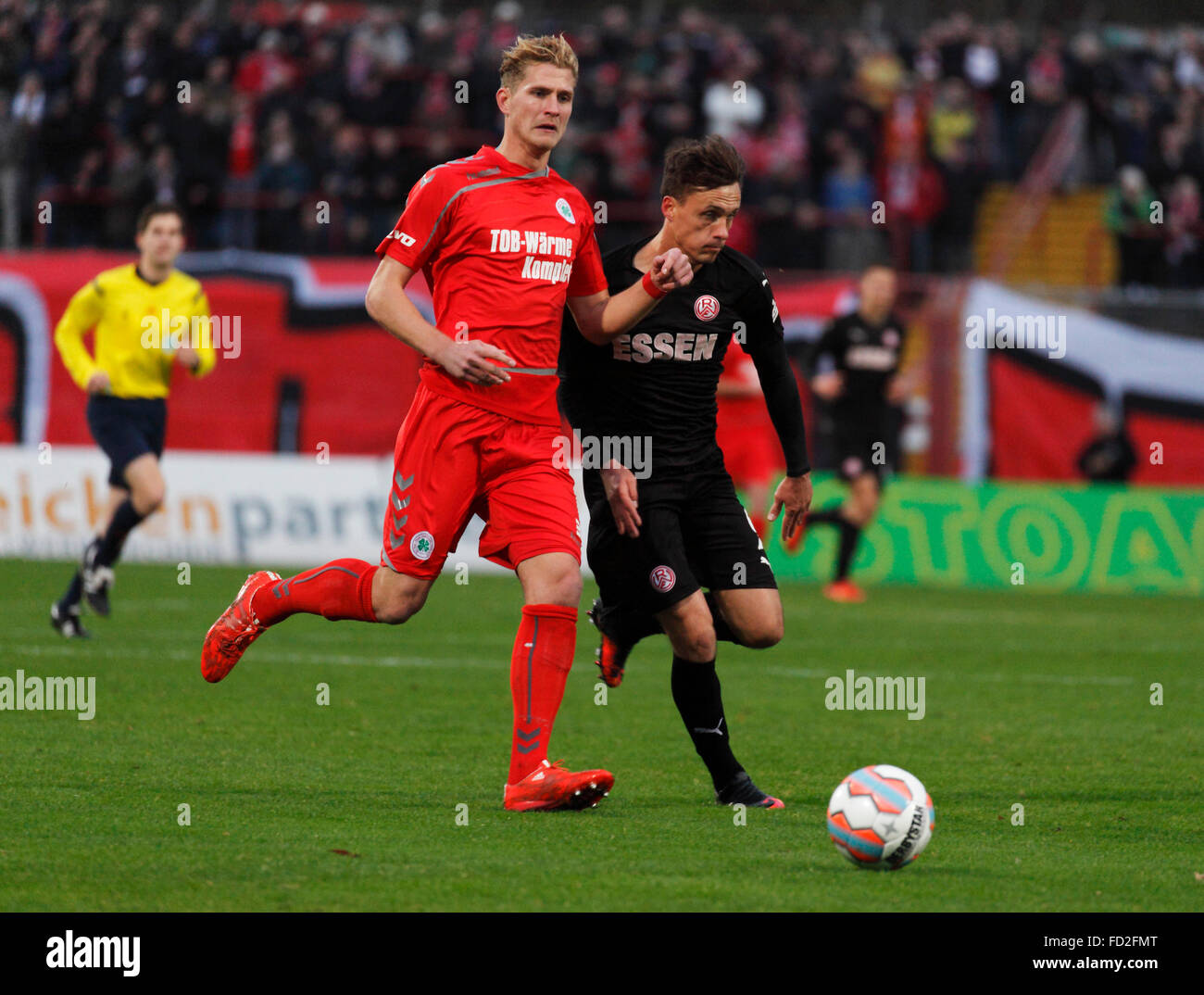 Sport, calcio, lega regionale West, 2015/2016, Rot Weiss Oberhausen versus Rot Weiss Essen 2:1, Stadio Niederrhein a Oberhausen, scena del match, Felix Haas (RWO) sinistro e Marcel Platzek (RWE) Foto Stock