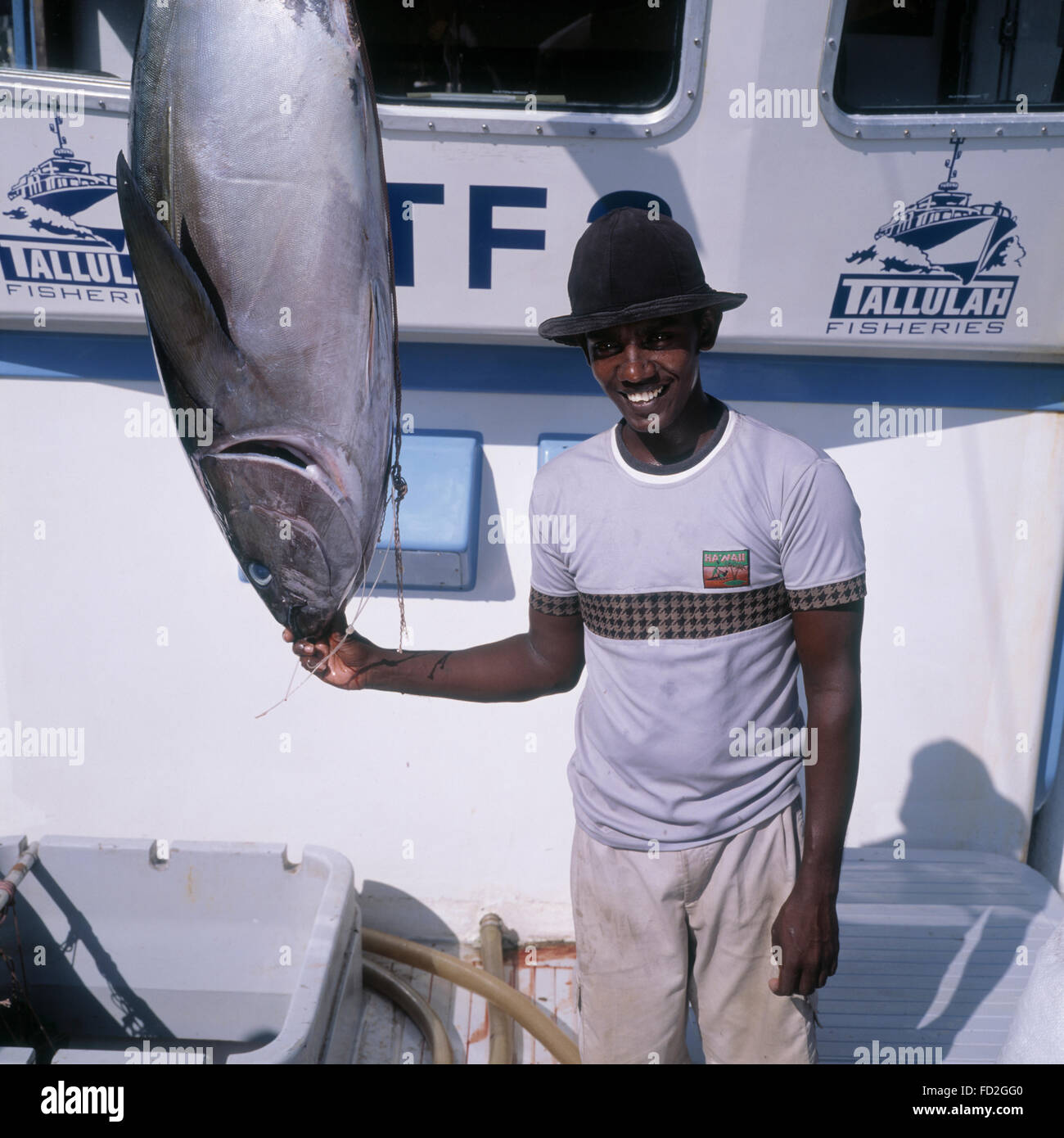 Pinna Gialla pescatore del tonno nell'Oceano Indiano al largo Beruwala Sri lanka. Torna al lavoro solo poche settimane dopo lo Tsunami . Foto Stock