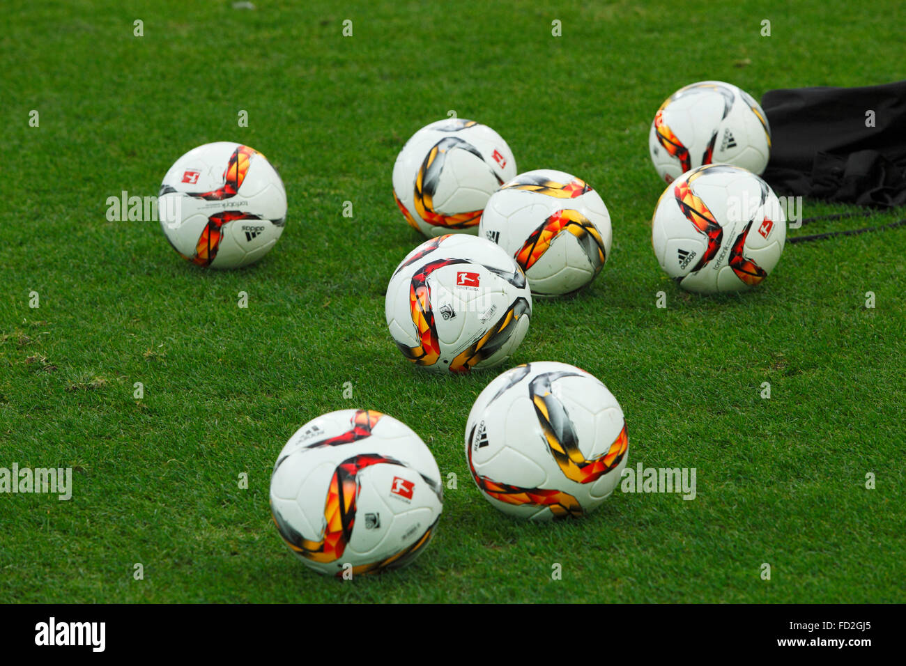 Sport, calcio, simbologia, palloni da calcio che giace sul manto erboso Foto Stock