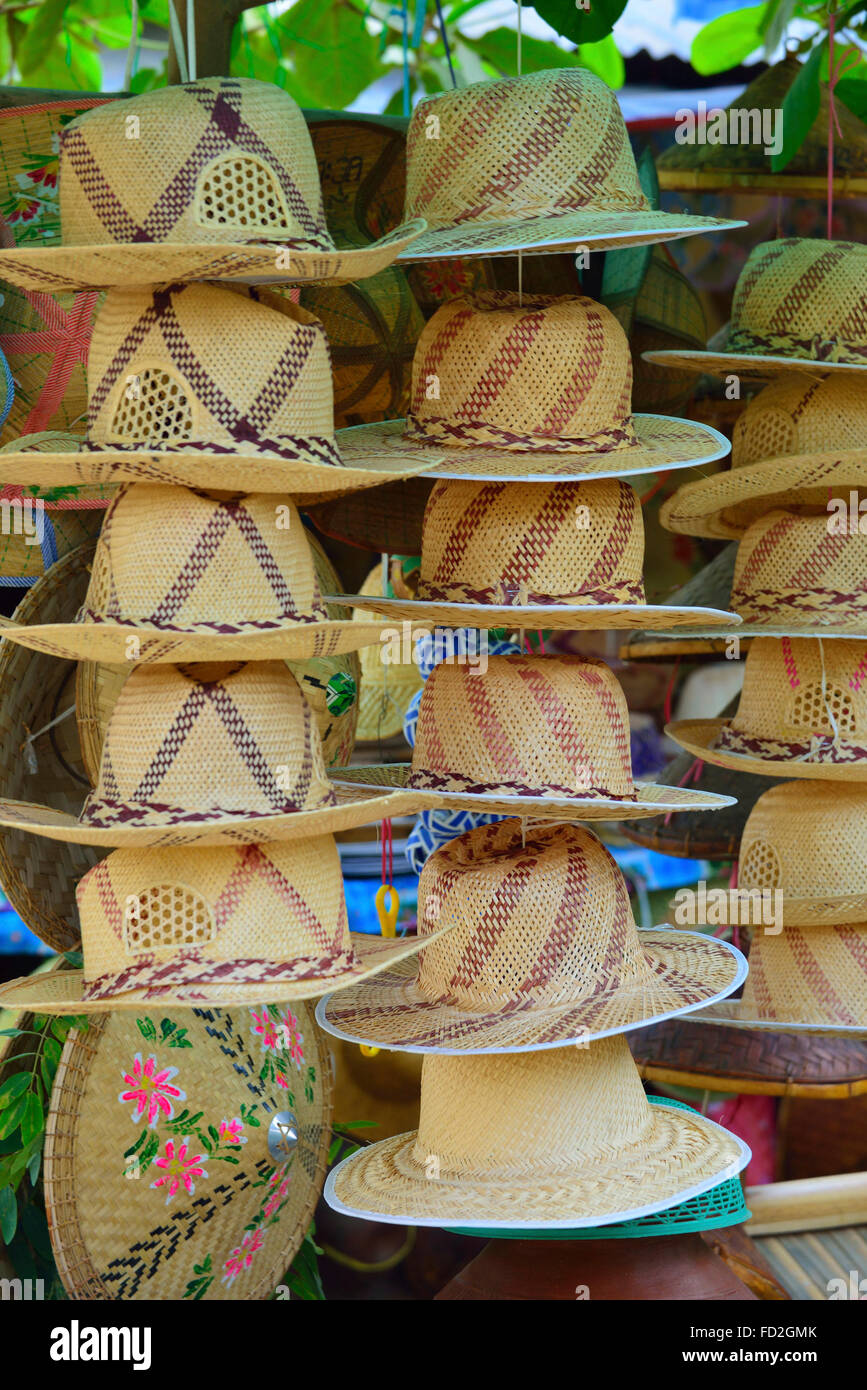Visualizzazione dei cappelli di paglia in stallo per vendita a Mingun, Myanmar (ex Birmania) Asia del sud-est Foto Stock