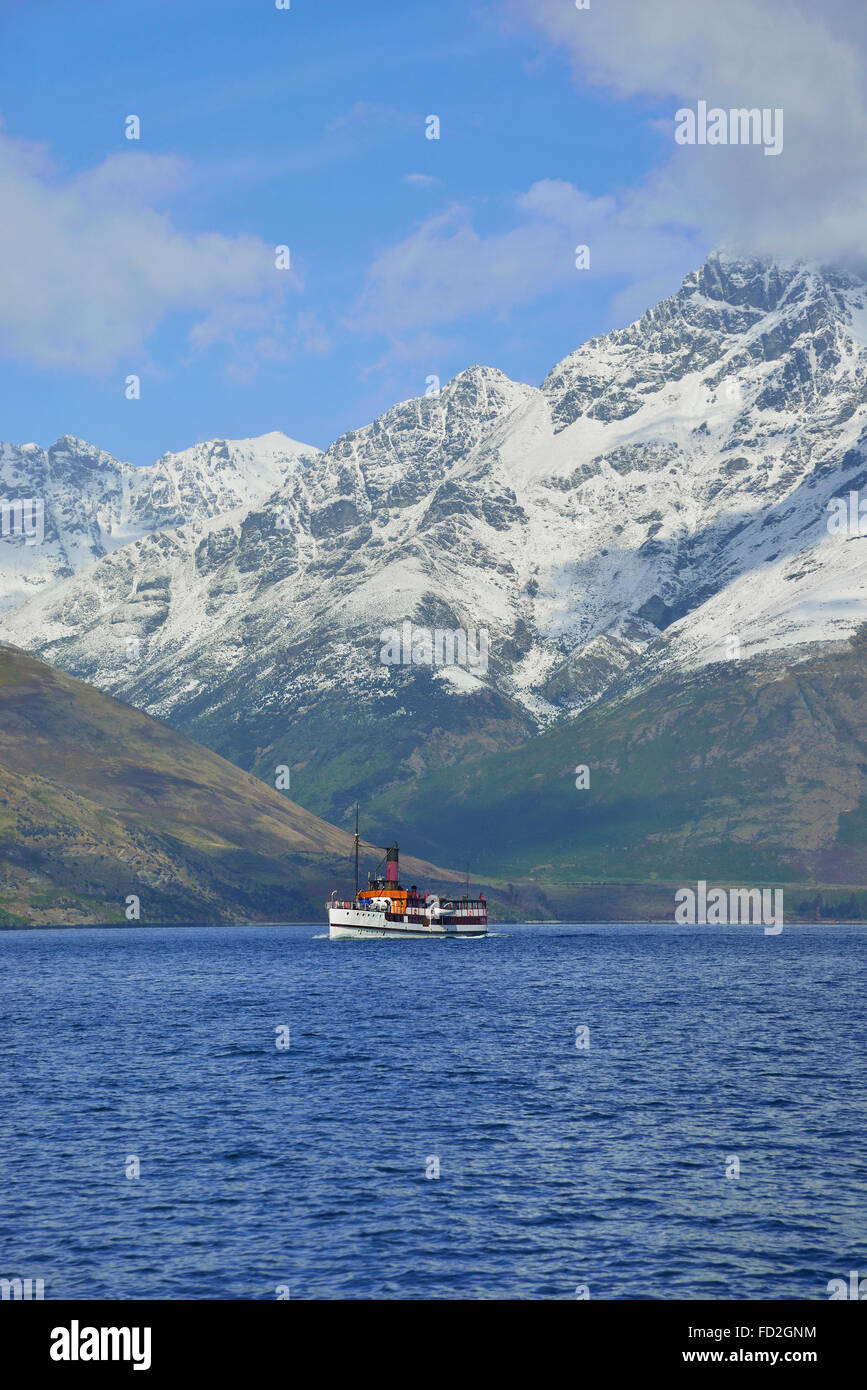 Il TSS Earnslaw a 1912 Edwardian vaporizzatore cruising le acque del Lago Wakatipu con montagne coperte di neve in background Queenstown, Nuova Zelanda Foto Stock