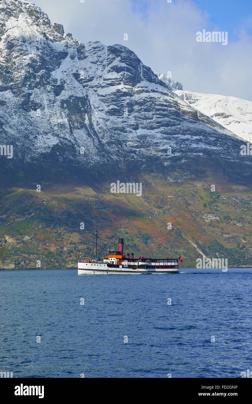 Il TSS Earnslaw a 1912 Edwardian vaporizzatore cruising le acque del Lago Wakatipu con montagne coperte di neve in background Queenstown, Nuova Zelanda Foto Stock