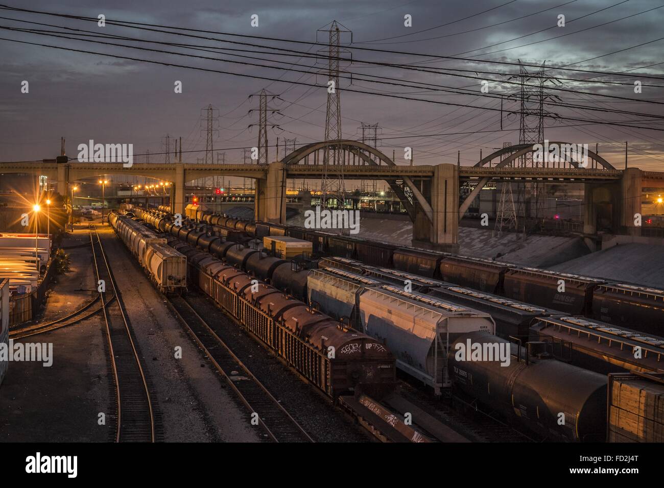 Los Angeles, California, USA. 2° dic, 2013. Union Pacific vagoni ferroviari siedono lungo il fiume LA tra il 4 e il 6 strade. © Fred Hoerr/ZUMA filo/Alamy Live News Foto Stock