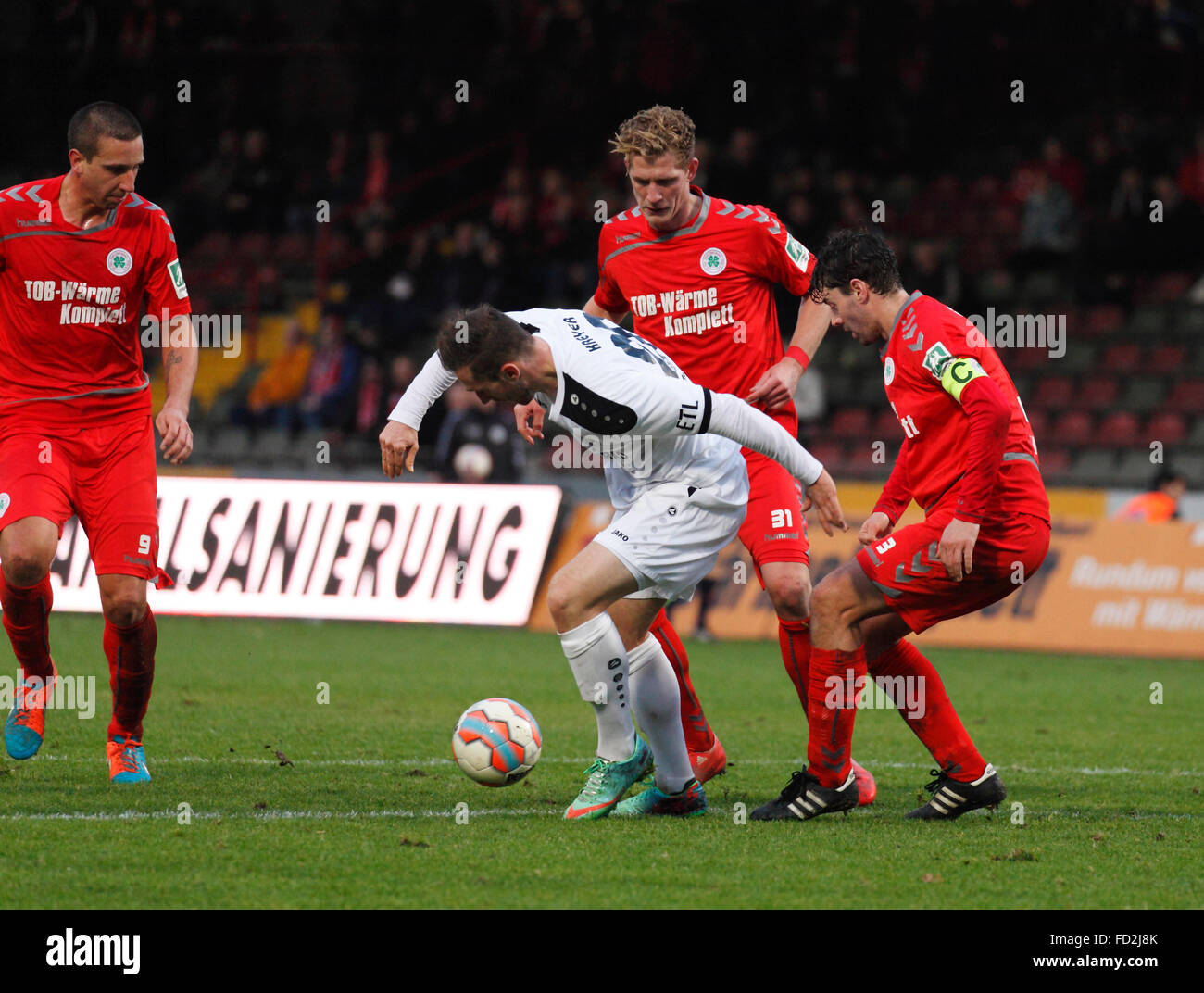 Sport, calcio, lega regionale West, 2015/2016, Rot Weiss Oberhausen contro FC Viktoria Koeln 1904 0:3, Stadio Niederrhein a Oberhausen, scena del match, f.l.t.r. David Jansen (RWO), Sven Kreyer (FC), Felix Haas (RWO), team leader Benjamin Weigelt (RWO) Foto Stock