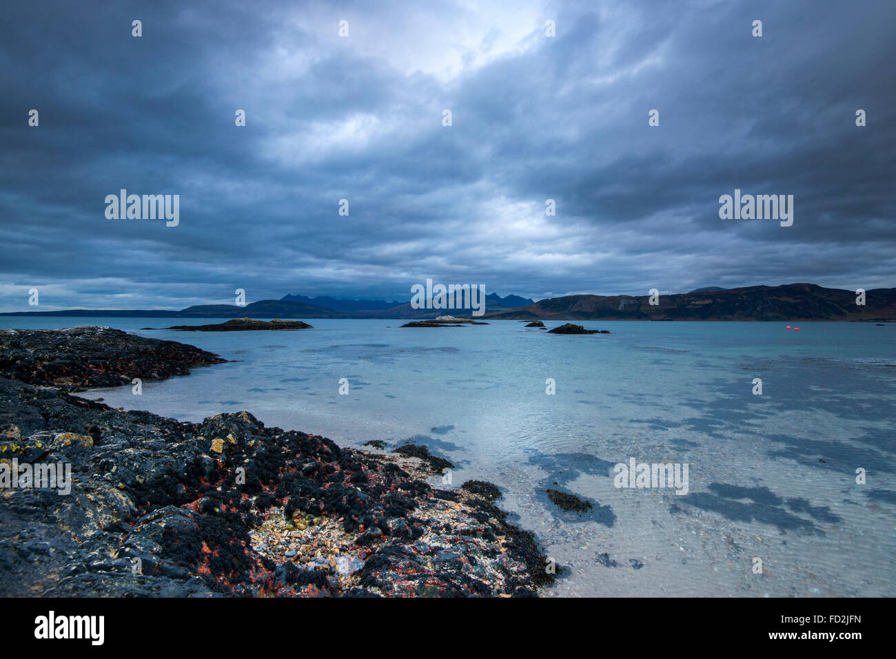 Drammatico tramonto a Ord sull'Isola di Skye in Scozia UK Foto Stock